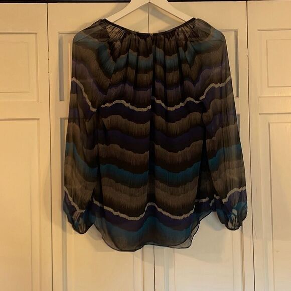 Diane Von Furstenburg Saylor Wavy Print 100% silk blouse 2 - Picture 9 of 12
